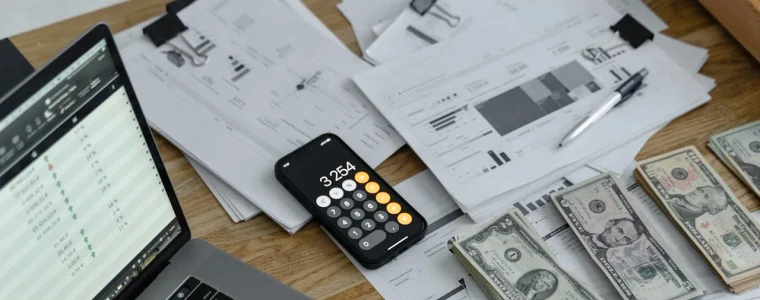 Điện thoại hiển thị bảng kết quả xổ số cùng các thẻ khung giờ quay ba miền và biểu tượng dấu tích minh bạch trên nền xanh trắng